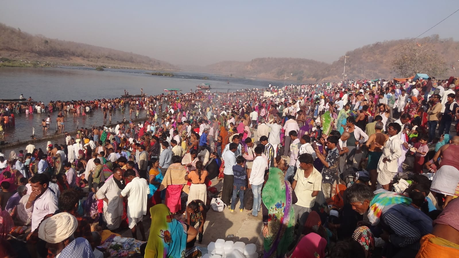 नर्मदा कावेरी संगम घाट पर  आस्था का सैलाब नर्मदा में लगाई डुबकी।