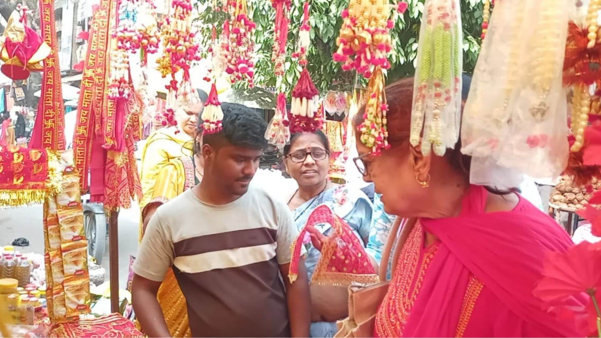 नवरात्र को लेकर पूजन के सामान खरीदती महिलाएं।