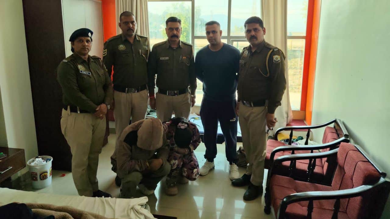 पुलिस की गिरफ्त में आरोपी।