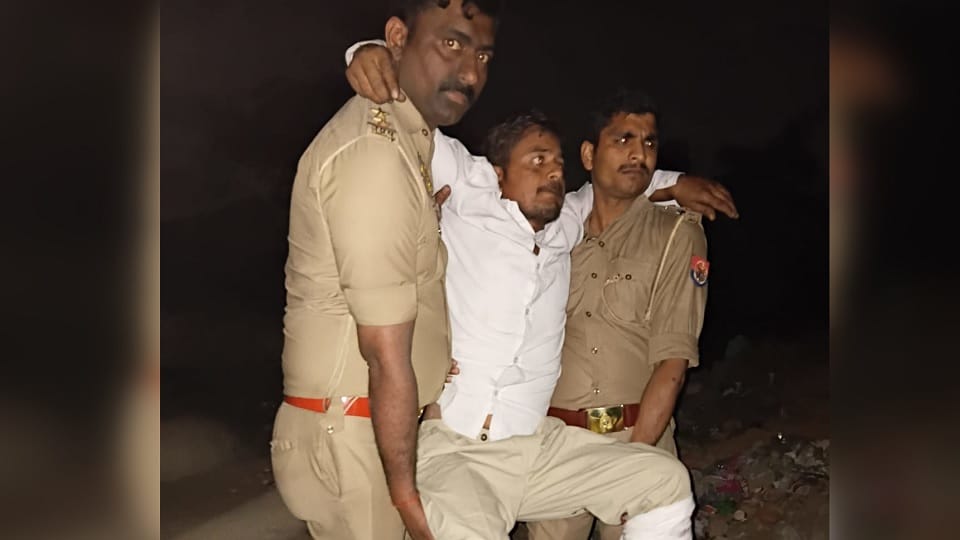 पुलिस की गिरफ्त में आरोपी