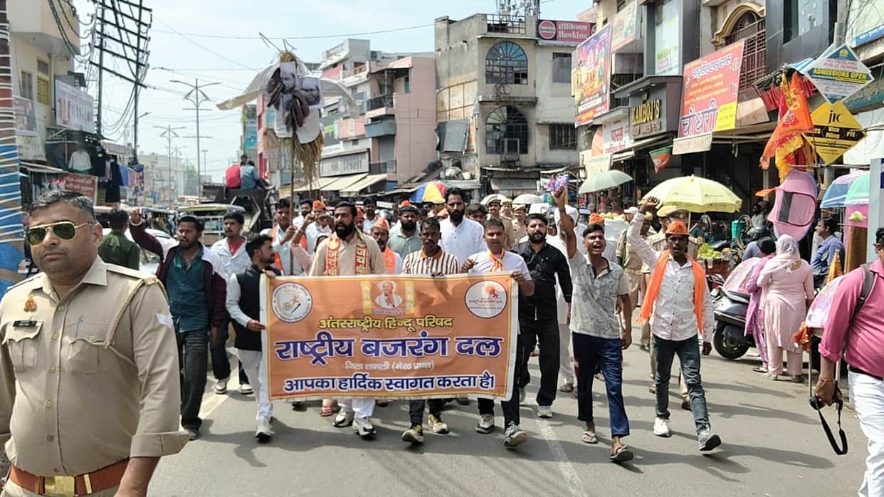 Bajrang Dal workers protest in Shamli, burn effigy of Maulana