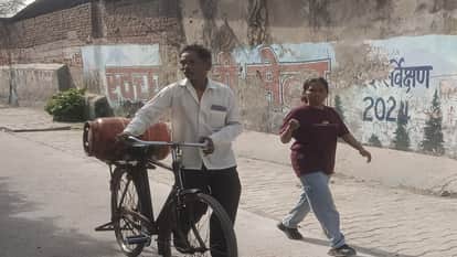 Daughter Becomes Support: Elderly Father Struggles for Gas Cylinder in Scorching Heat