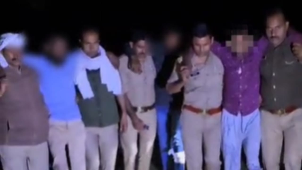 घायल आरोपियों को लेकर जाते पुलिसकर्मी