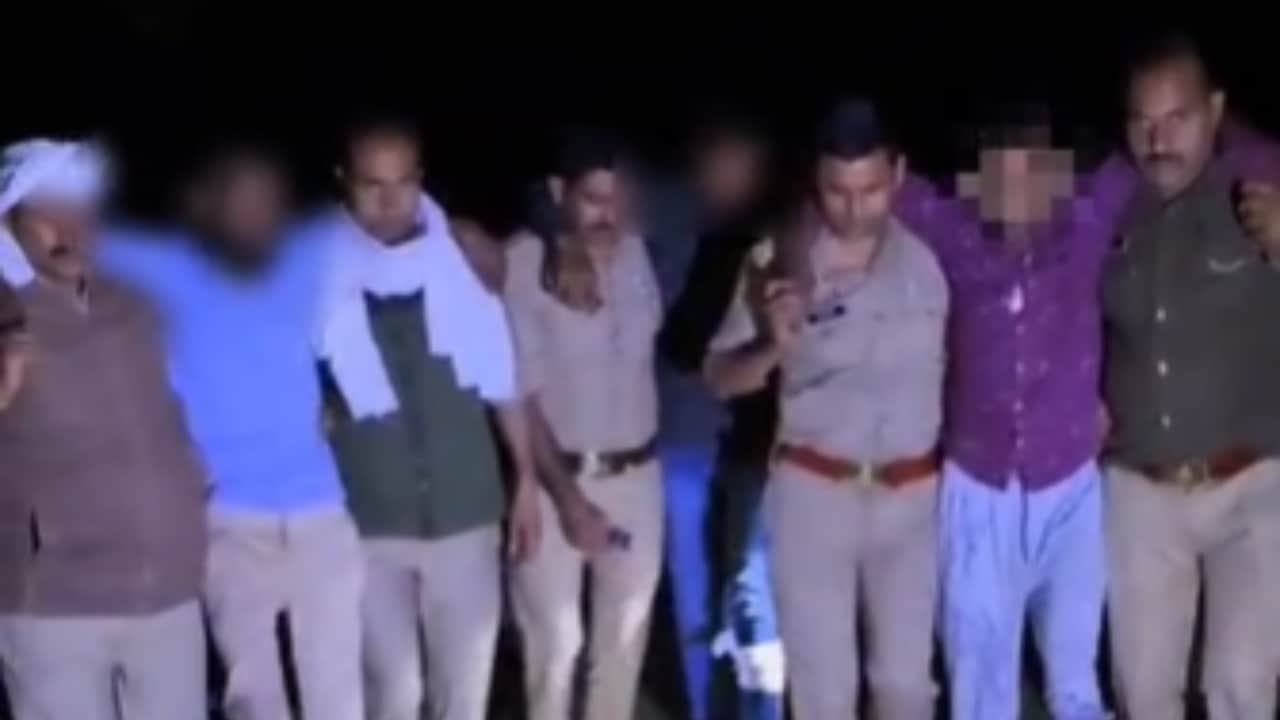 घायल आरोपियों को लेकर जाते पुलिसकर्मी