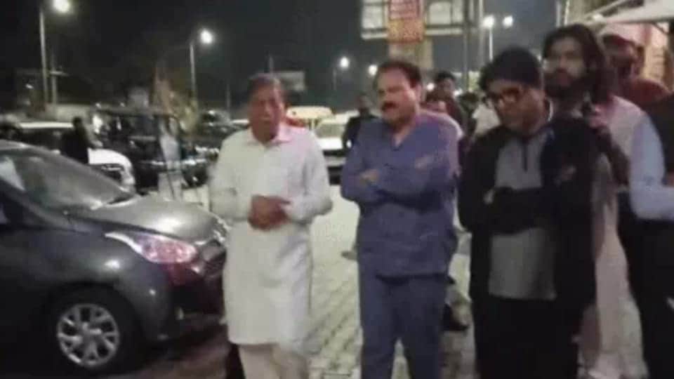 माैके पर माैजूद लोग।