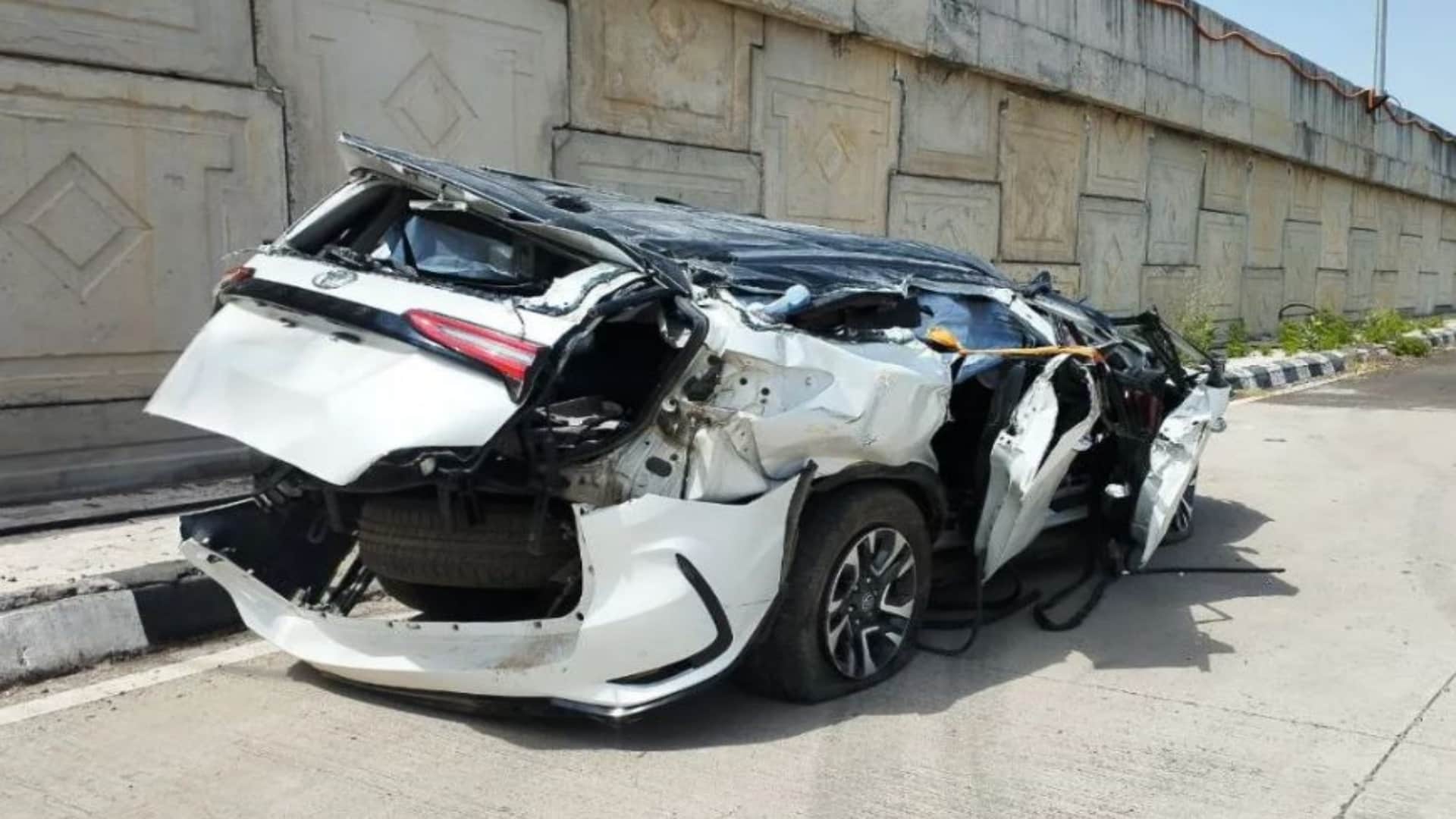 हादसे में क्षतिग्रस्त हुई कार