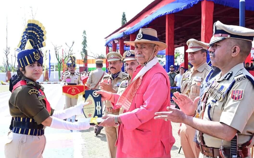 रियासी में परेड कमांडर महिला कांस्टेबल को सम्मानित करते एलजी।