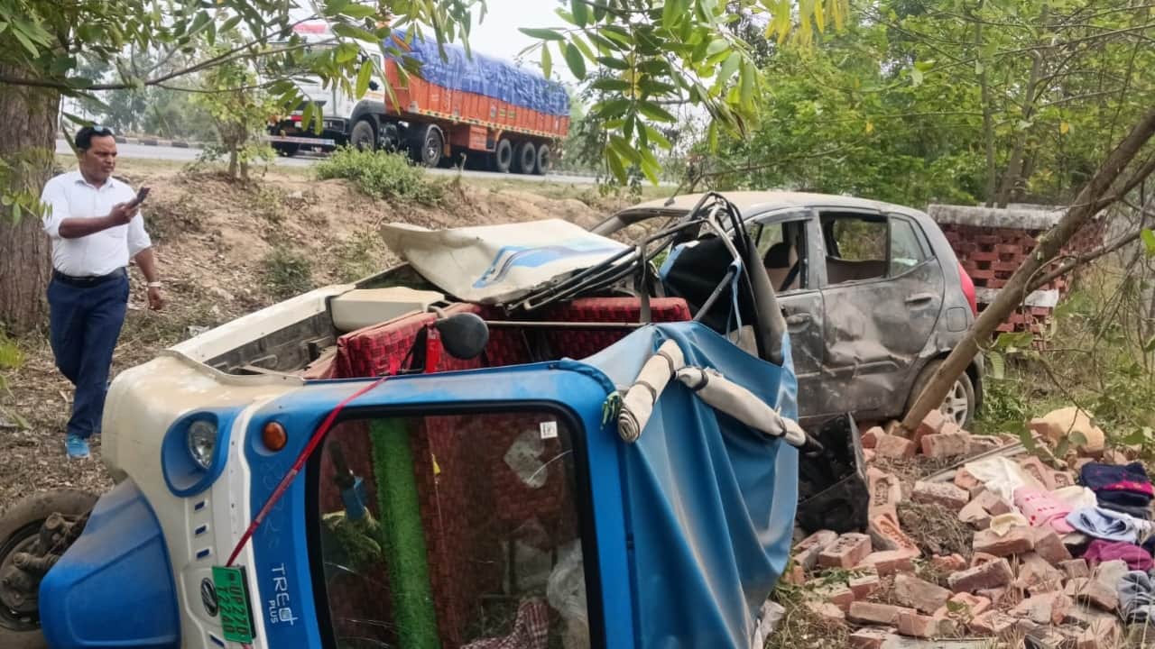 हाईवे से नीचे पलटा ऑटो, पास में खड़ी दुर्घटनाग्रस्त कार