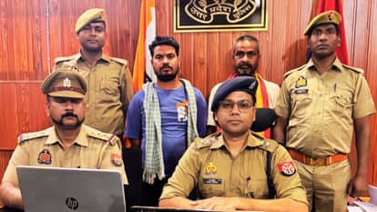 साजिश रचने वाले भाइयों की जानकारी देती पुलिस।