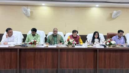 समीक्षा बैठक में माैजूद लोग।