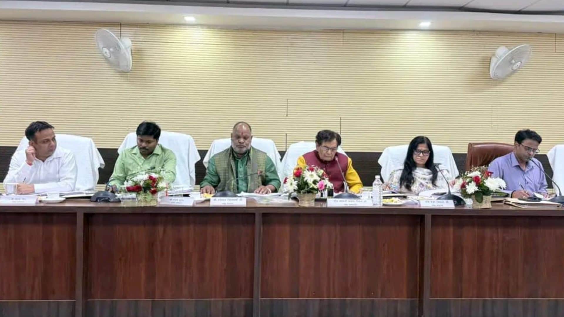 समीक्षा बैठक में माैजूद लोग।