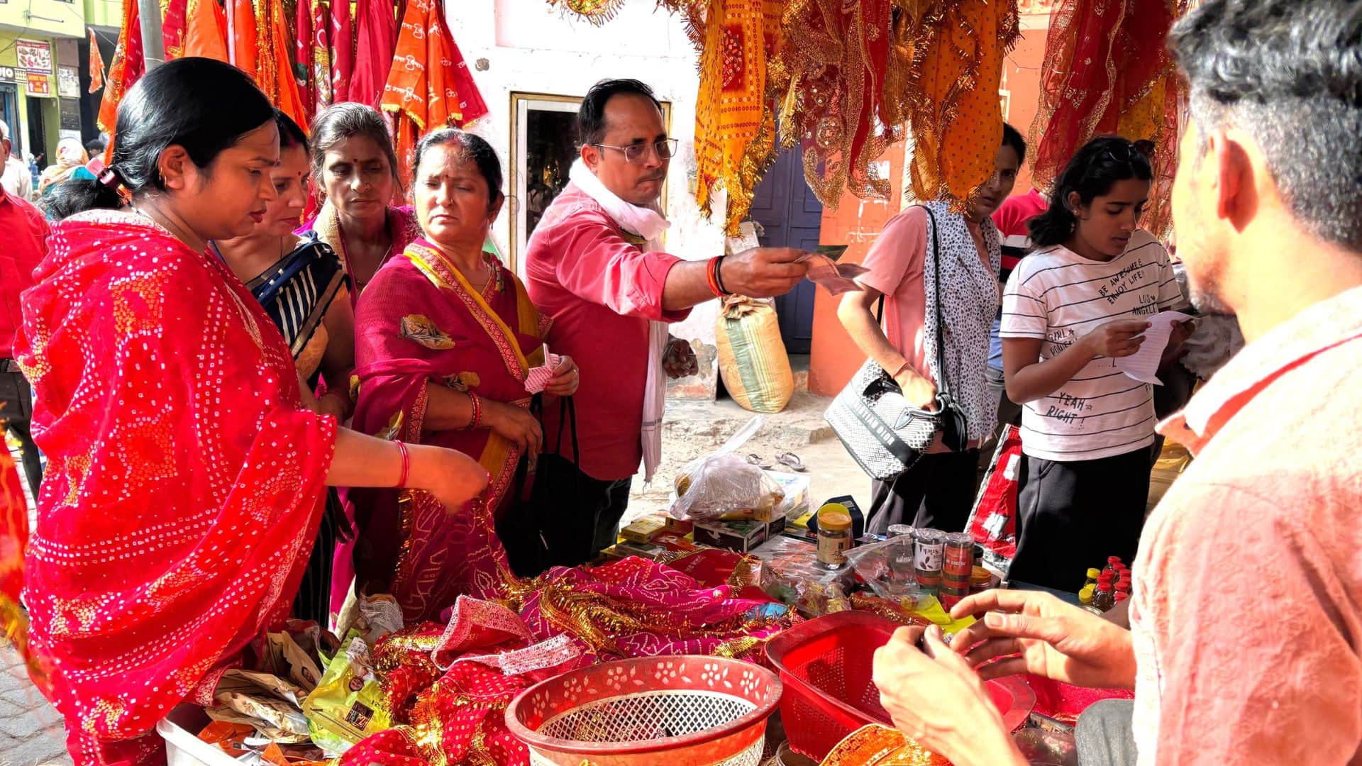 देवी आराधना के लिए पूजन के सामान खरीदते लोग।