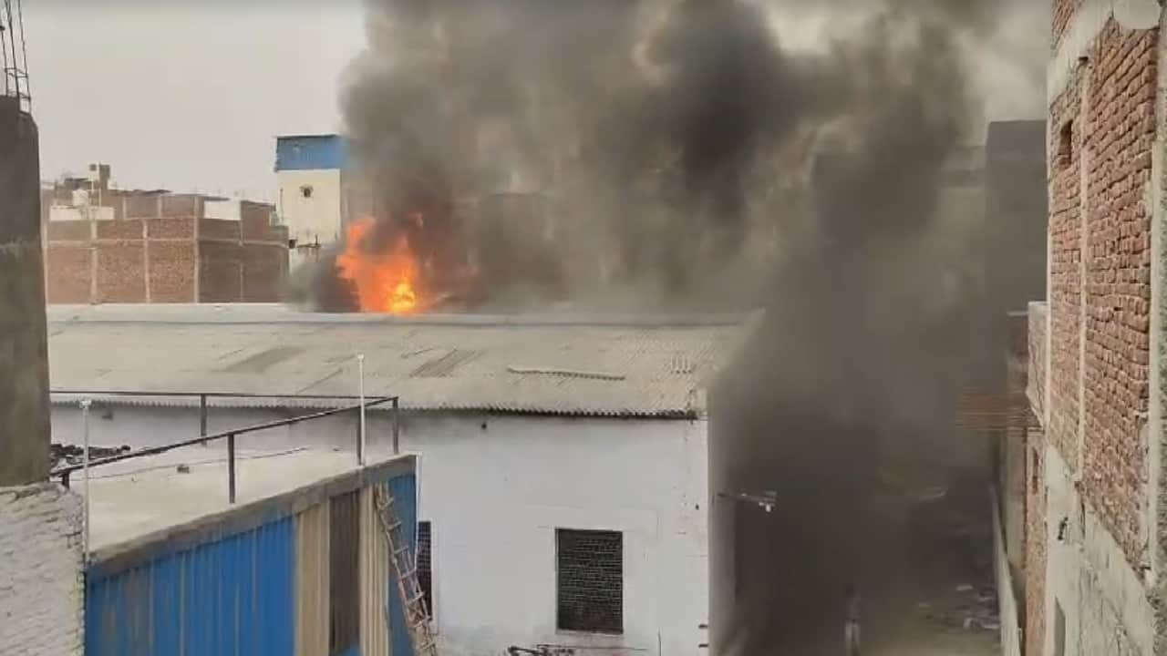 धू-धूकर जलती फैक्टरी