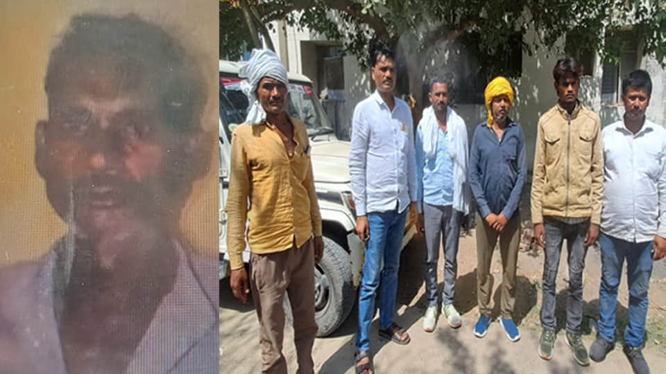 व्रकपाल सिंह की फाइल फोटो व पोस्टमार्टम हाउस में घटना की जानकारी देते परिजन