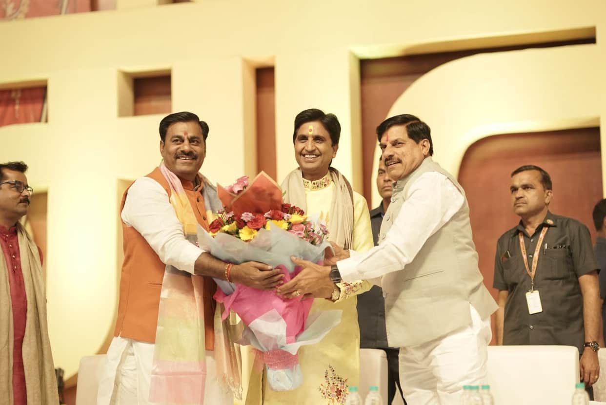 Karmashree Kavi Sammelan: Poets enthralled 50,000 listeners, creating backdrops for tableaux.