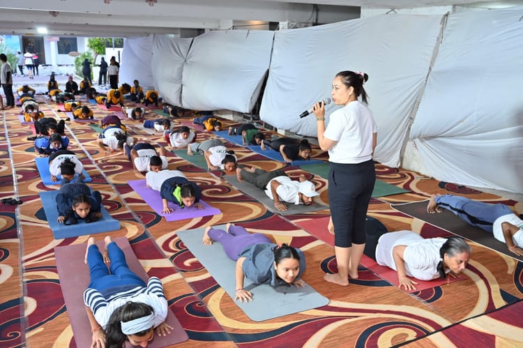 International Yoga Festival: बड़ी संख्या में पहुंचे योग जिज्ञासु, कराया विभिन्न यौगिक मुद्राओं का अभ्यास