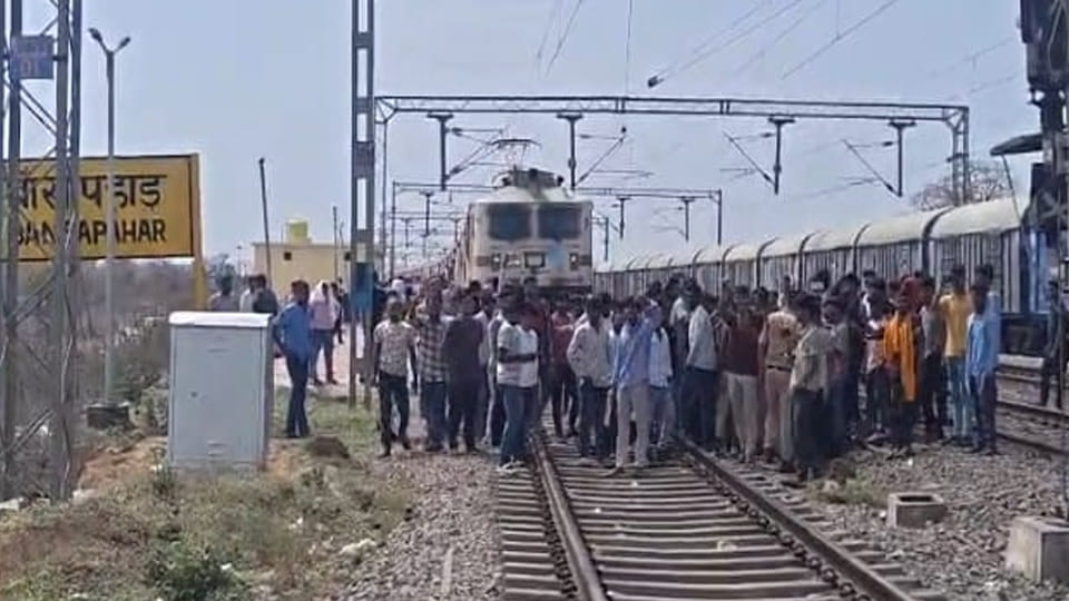 Chitrakoot: Passengers Create Uproar at Bansa Pahad Station; Train Running 14 Hours Late Halted