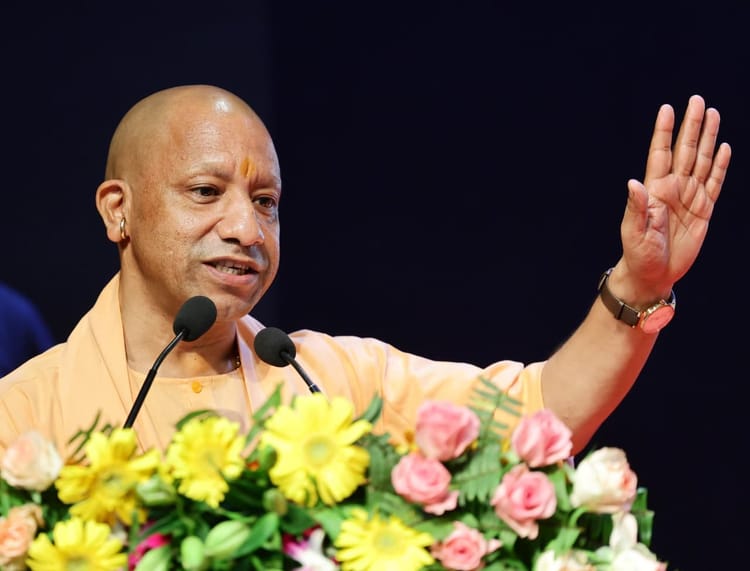 WB Election: शनिवार को फिर पश्चिम बंगाल के चुनावी रण में उतरेंगे योगी, जनसभा-रोड शो के जरिये बनाएंगे माहौल