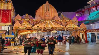 मां वैष्णो देवी के दरबार में की गई सजावट और बनाए गए स्वागत द्वार...
