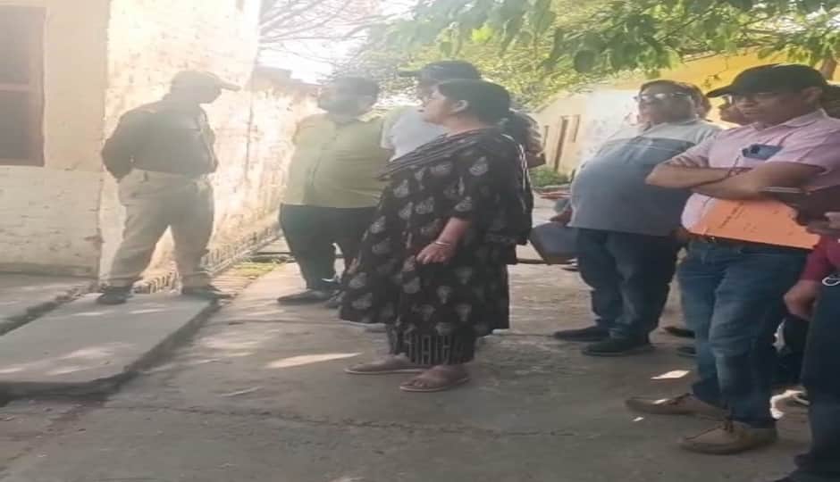 आवासों को खाली करने की हिदायत देती मिल महाप्रबंधक एसडीएम डा. शर्मा।