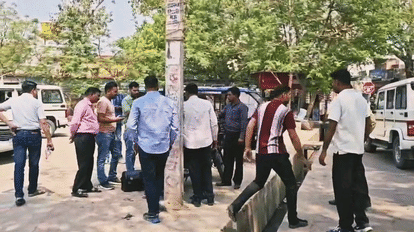 Ambedkar Nagar: Anti-corruption caught a municipal clerk taking a bribe of Rs 5,000.