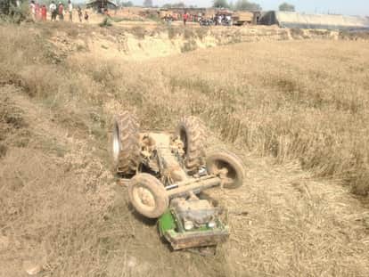 Barabanki: Tractor overturns in a ditch near a kiln, driver dies after being crushed.