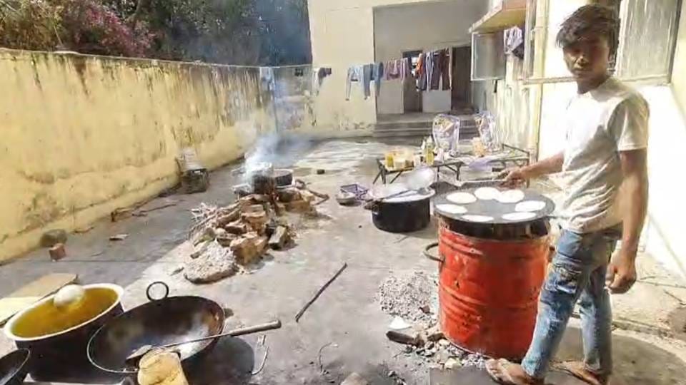 BBAU Students in Lucknow Starving for Food Meals Being Scraped Together Over a Wood Fire