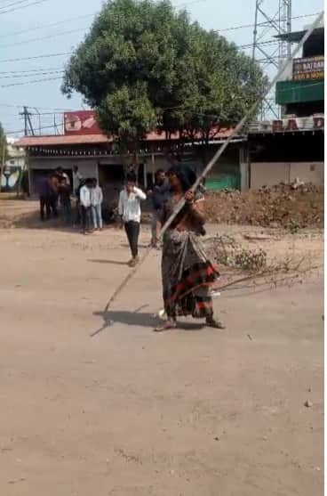 लट्ठ लेकर उतरीं महिलाएं