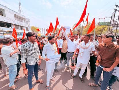 Bhopal News: Uproar Erupts After Accused in Beef Case Granted Bail; Bajrang Dal Stages Protest in Bhopal, Carr