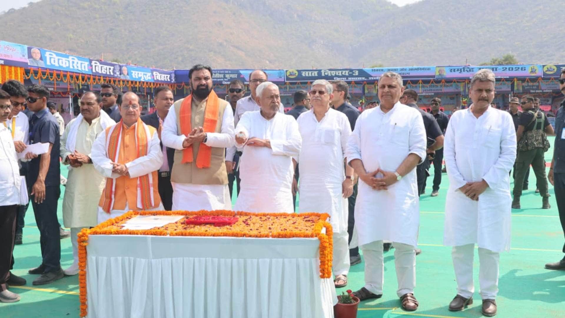 मुख्यमंत्री नीतीश कुमार के साथ सम्राट चौधरी एवं अन्य