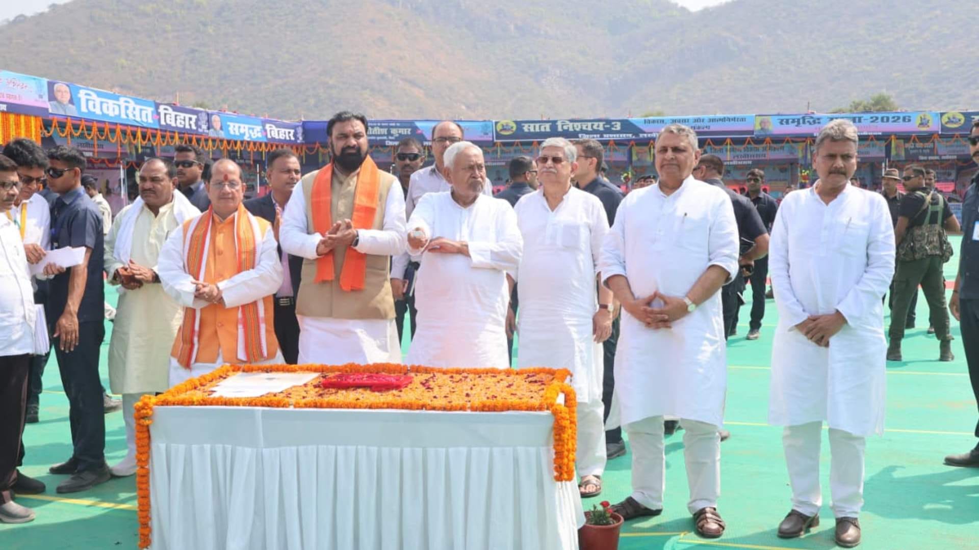 मुख्यमंत्री नीतीश कुमार के साथ सम्राट चौधरी एवं अन्य