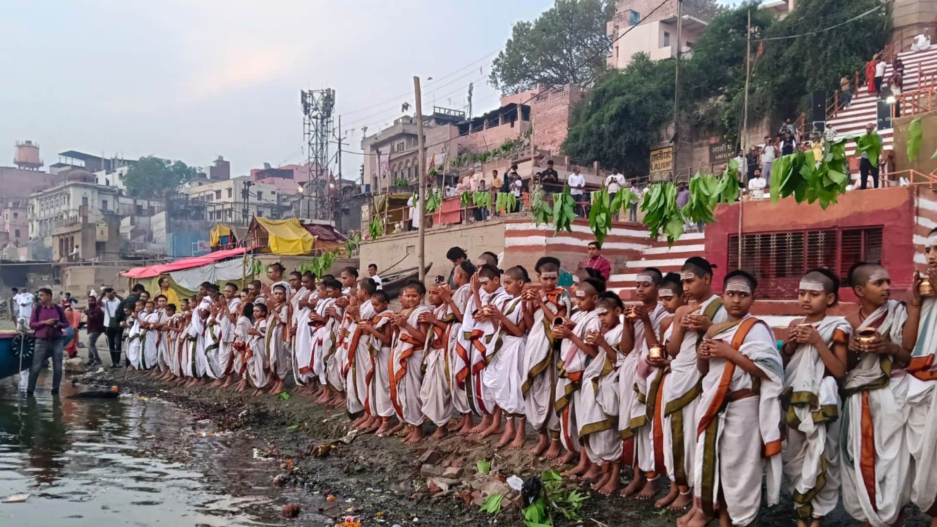 बटुकों ने किए मां गंगा की पूजा