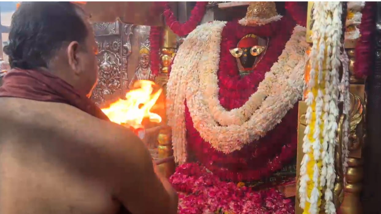 Chaitra Navratri 2026 Crowds of devotees gather at Vindhyachal Dham for darshan on first day of Navratri in mi