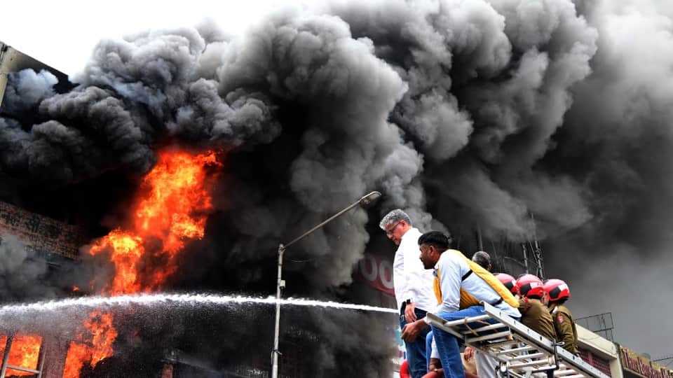 सेक्टर 22 मार्केट में लगी आग