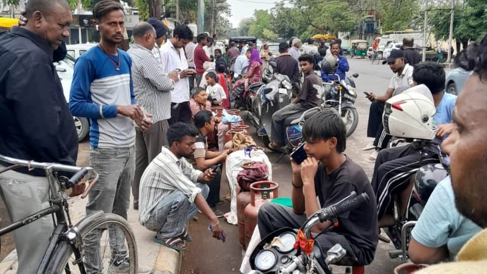 पंचकूला में सिलिंडर के लिए लगी लाइन