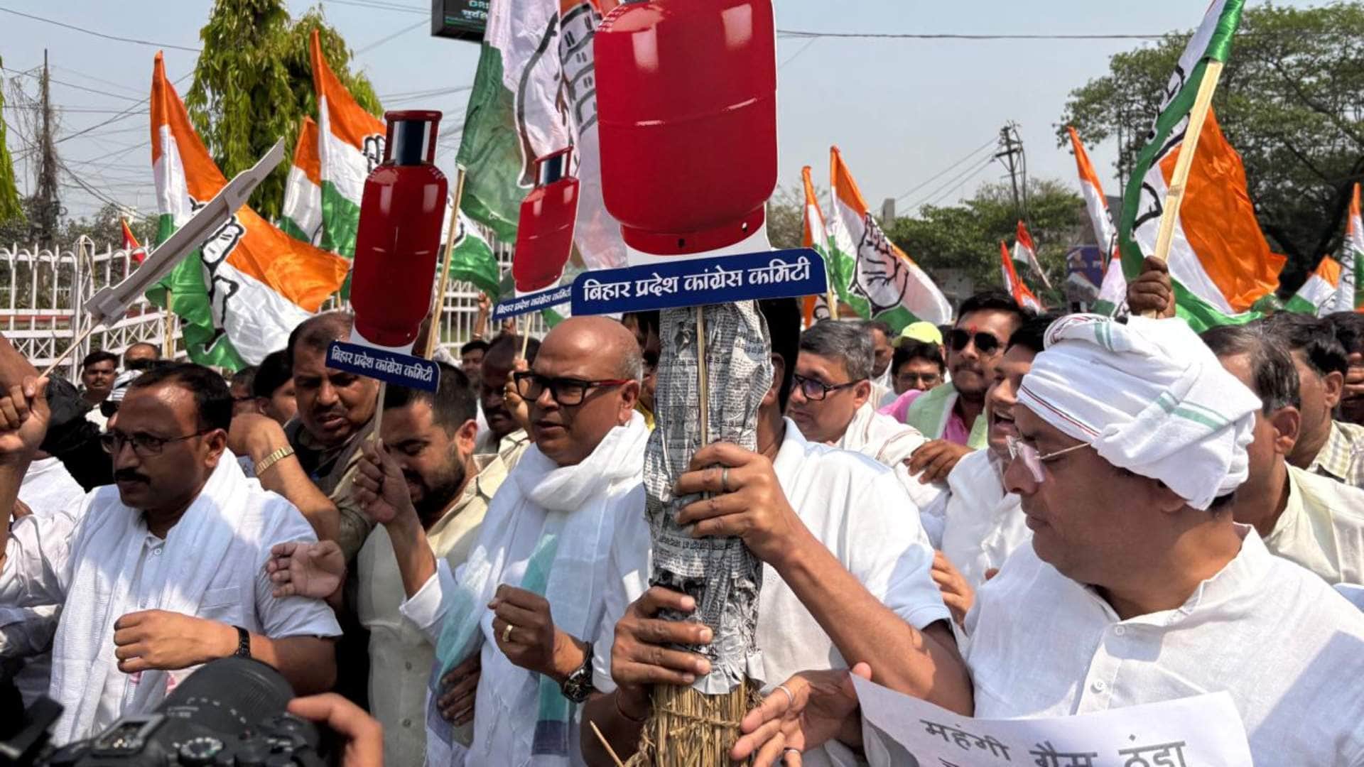 प्रदर्शन कर रहे कांग्रेस प्रदेश अध्यक्ष के साथ कार्यकर्ता