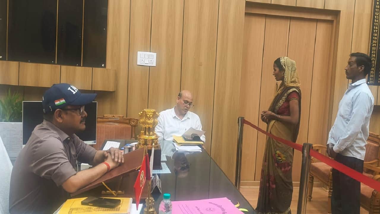 पीड़ित दंपती ने डीएम से लगाई गुहार