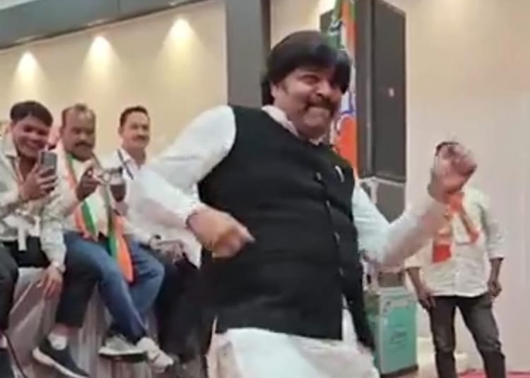 Indore: इंदौर में भाजपा का प्रशिक्षण शिविर के बाद आई एम ए डिस्को डांसर गीत पर झूमे पार्षद