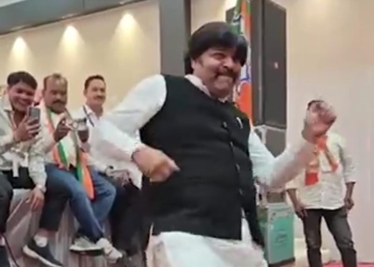 Indore: Councillors danced to the song "I am a disco dancer" after the BJP training camp in Indore.