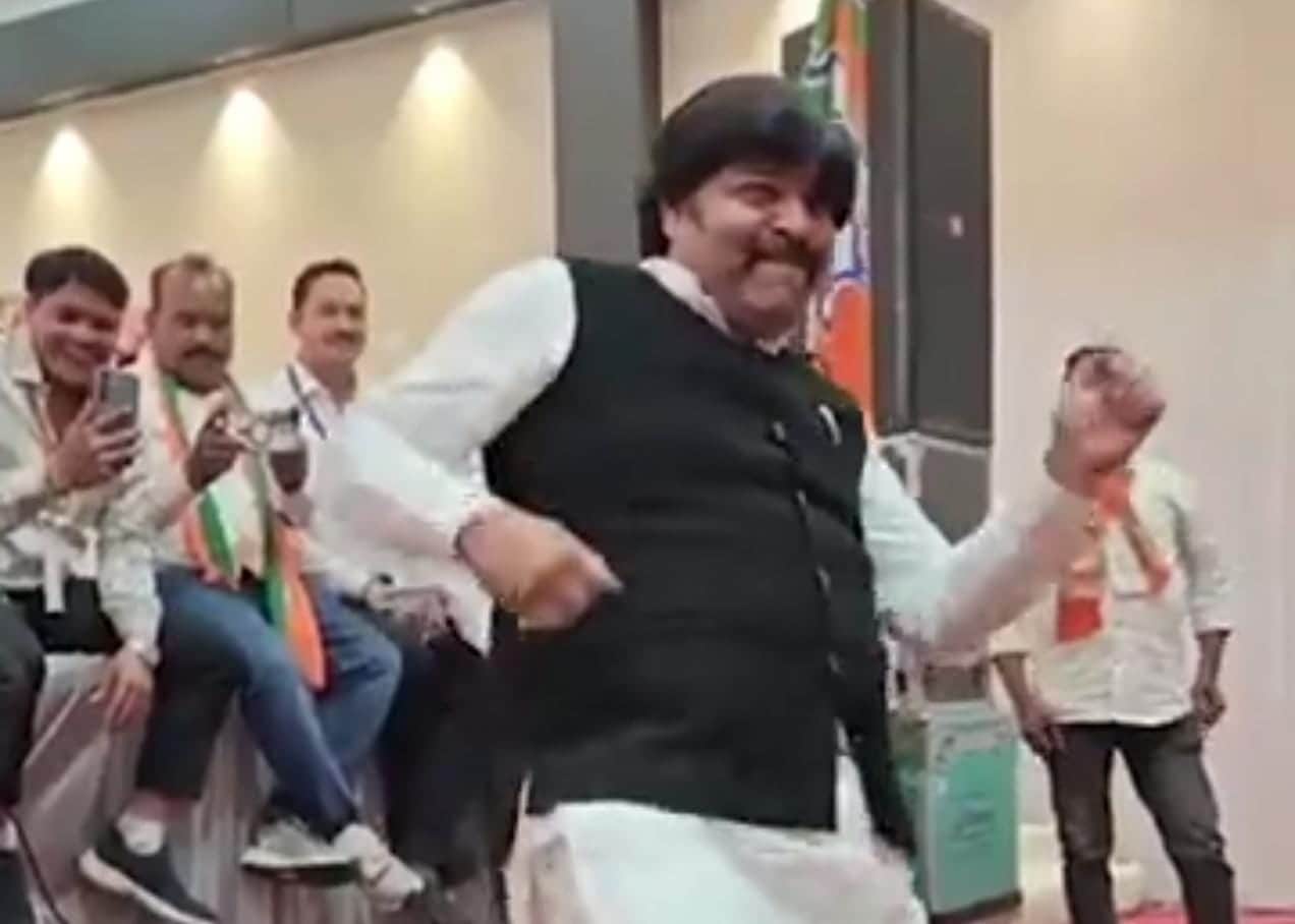 डांस करते पार्षद मनीष मामा।