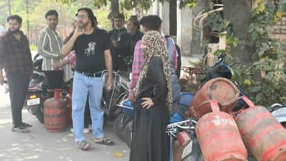 Meerut: Cylinder not available even after booking, people angry, officers said - will catch black marketers