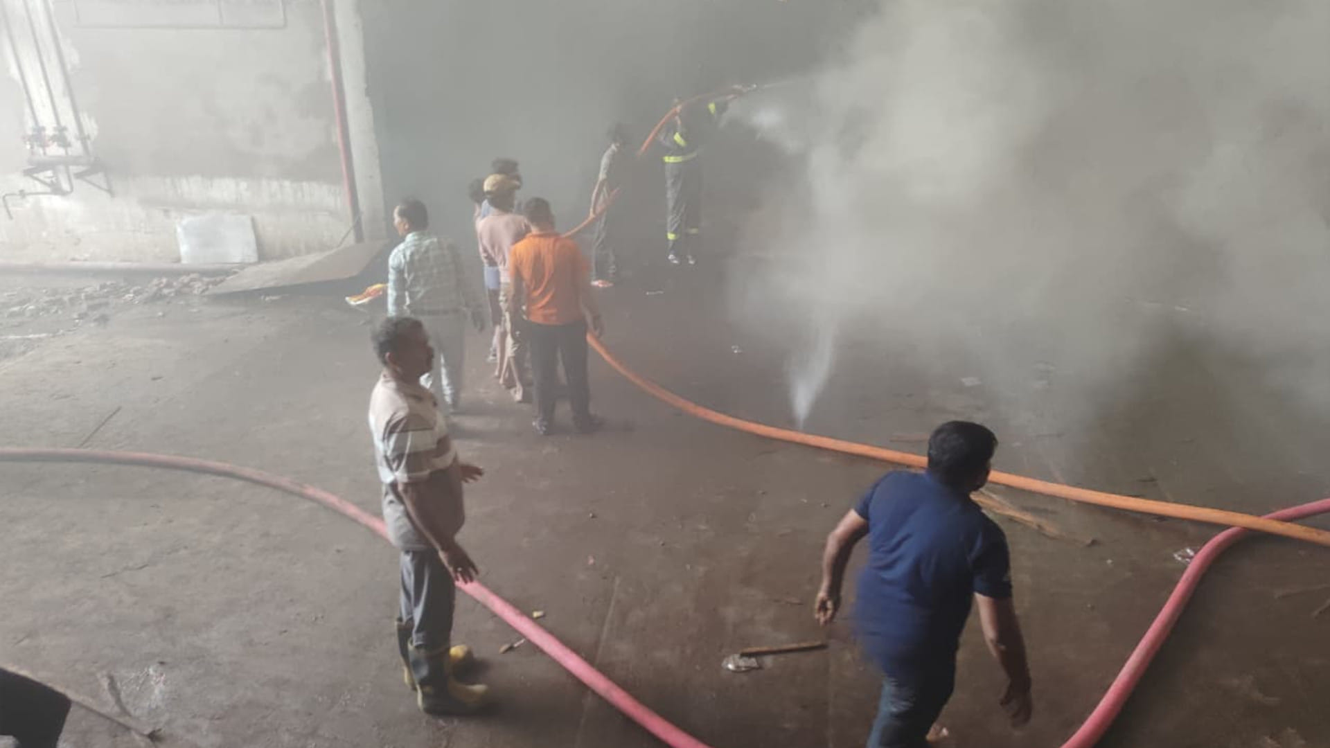 आग बुझाते फायर विभाग के लोग