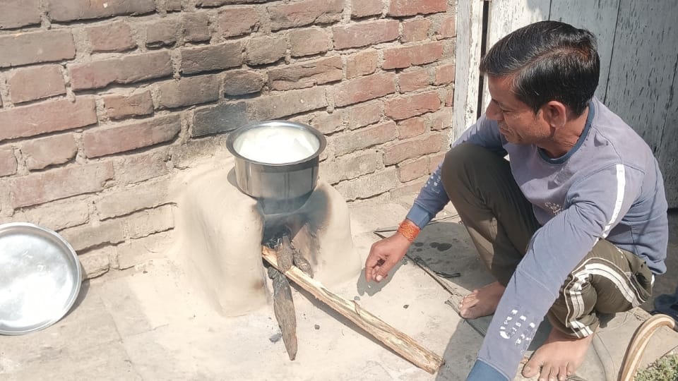 Unable to get gas cylinder wife leaves her husband and two children to go to her parents home in mainpuri