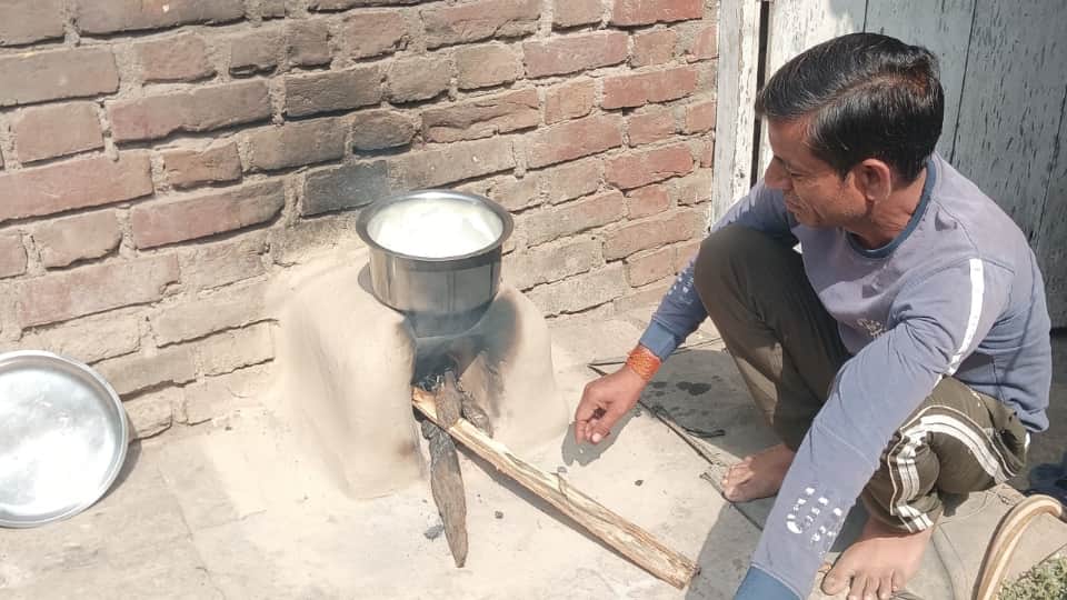 गैस सिलिंडर न मिलने पर पत्नी के ससुराल जाने के बाद बच्चों के लिए चूल्हे पर दूध गर्म करता शिवशंकर