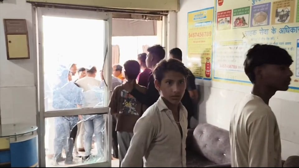attack on gas agency for lpg cylinder in agra