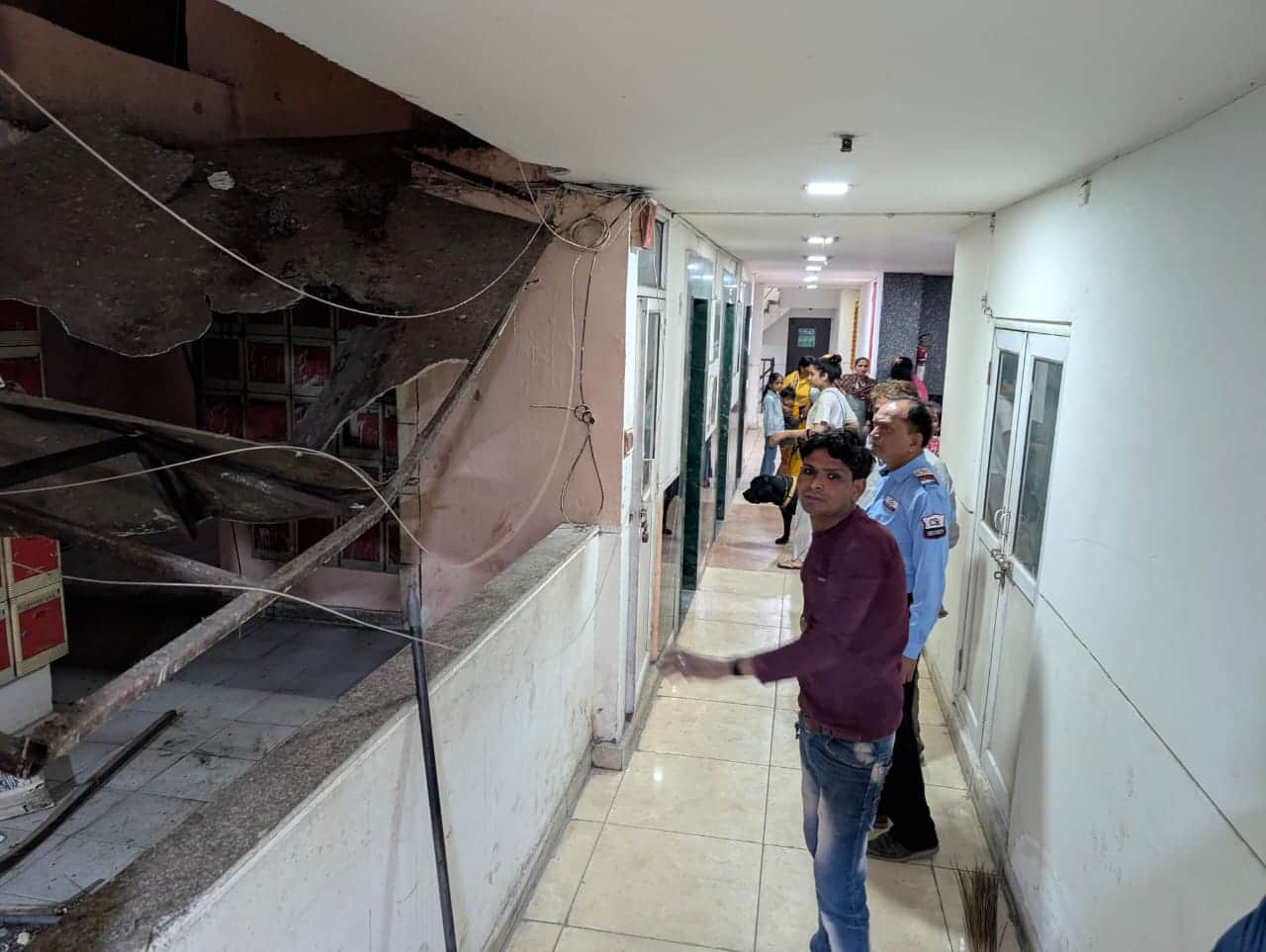 son leaves mothers body in flat and commits suicide by jumping from 13th floor In Ghaziabad