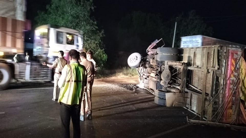 Auraiya: Truck Loaded with False Ceiling Materials Overturns on Highway; Vehicles Crawl for Hours