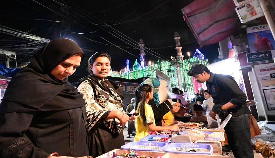 हल्द्वानी में ईद की खरीदारी करती महिलाएं।