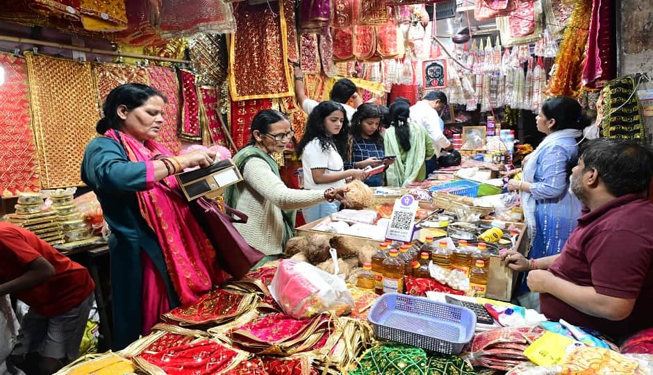 हल्द्वानी, नवरात्रि के लिए पूजन सामग्री खरीदती महिलाएं।