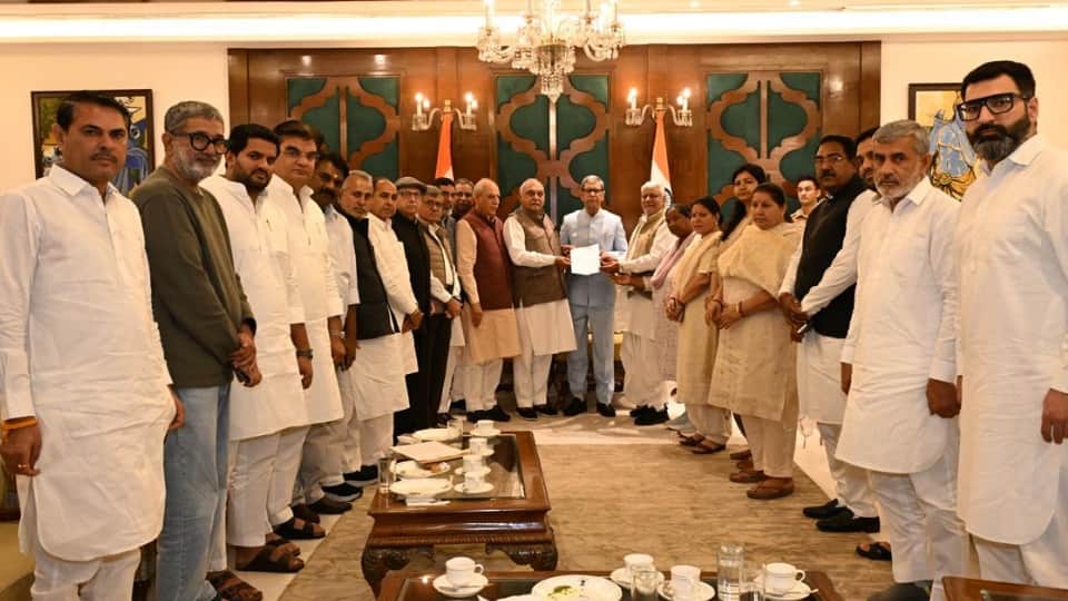राज्यपाल को ज्ञापन साैंपते हरियाणा कांग्रेस के नेता
